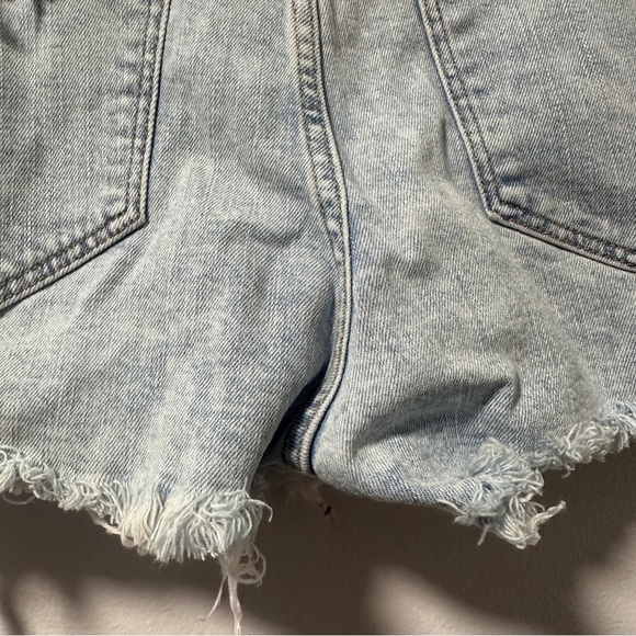 Old Navy Boyfriend Denim Shorts Distressed Cutoffs Light Wash Women’s Size 10 - Picture 11 of 12